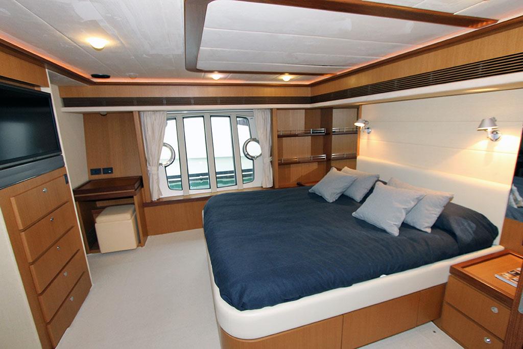 2005 FERRETTI YACHTS 731 